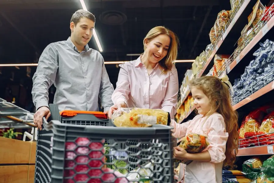 Market arabasıyla alışveriş yapan bir aile
